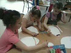 Uczniowie w trakcie tworzenia prac plastycznych (58)