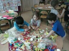 Uczniowie w trakcie tworzenia prac plastycznych (57)