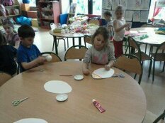 Uczniowie w trakcie tworzenia prac plastycznych (55)