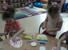 Uczniowie w trakcie tworzenia prac plastycznych (52)