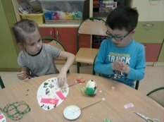 Uczniowie w trakcie tworzenia prac plastycznych (50)