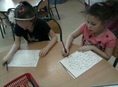 Uczniowie w trakcie tworzenia prac plastycznych (47)