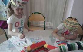 Uczniowie w trakcie tworzenia prac plastycznych (44)