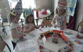 Uczniowie w trakcie tworzenia prac plastycznych (43)