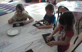 Uczniowie w trakcie tworzenia prac plastycznych (39)