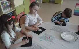 Uczniowie w trakcie tworzenia prac plastycznych (37)