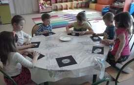 Uczniowie w trakcie tworzenia prac plastycznych (36)