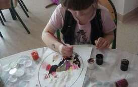 Uczniowie w trakcie tworzenia prac plastycznych (31)