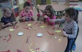 Uczniowie w trakcie tworzenia prac plastycznych (25)