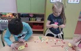 Uczniowie w trakcie tworzenia prac plastycznych (22)