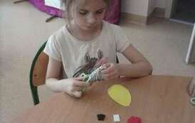 Uczniowie w trakcie tworzenia prac plastycznych (20)