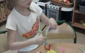 Uczniowie w trakcie tworzenia prac plastycznych (16)