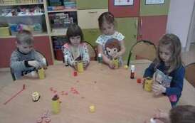 Uczniowie w trakcie tworzenia prac plastycznych (5)