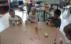 Uczniowie w trakcie tworzenia prac plastycznych (4)