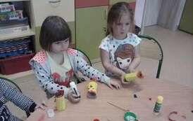 Uczniowie w trakcie tworzenia prac plastycznych (3)