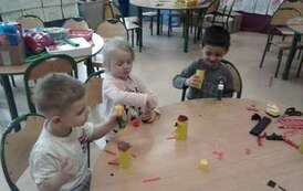 Uczniowie w trakcie tworzenia prac plastycznych (2)