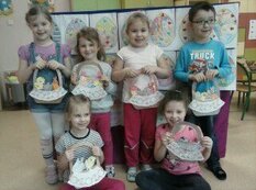 Uczniowie prezentujący prace plastyczne2