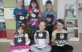 Uczniowie prezentujący prace plastyczne