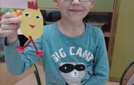 Uczeń prezentujący pracę plastyczną