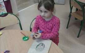 Uczennica w trakcie tworzenia pracy plastycznej