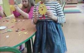 Uczennica prezentująca pracę plastyczną5