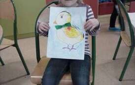 Uczennica prezentująca pracę plastyczną3