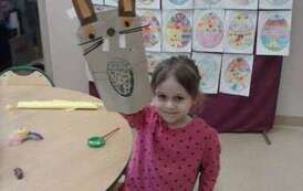 Uczennica prezentująca pracę plastyczną2