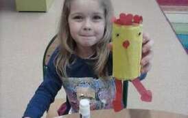 Uczennica prezentująca pracę plastyczną