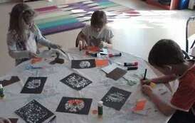 Uczniowie podczas tworzenia prac plastycznych1