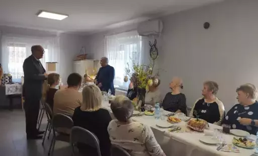 Wiceburmistrz Dariusz Wojciechowski rozmawia z seniorami
