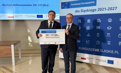 Zdjęcie do 330 tysięcy złotych dla naszych strażak&oacute;w
